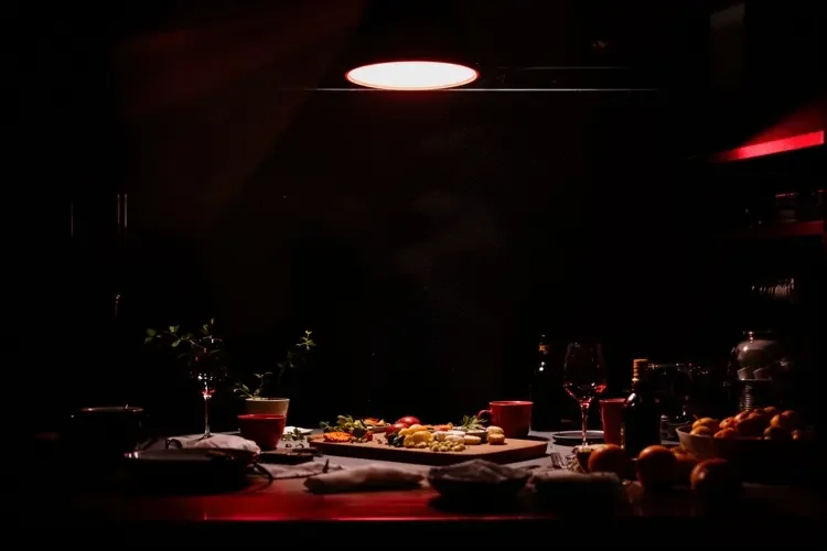 美食博主被曝人设造假，后厨摆拍全程幕后揭秘 - 17吃瓜网实锤配图